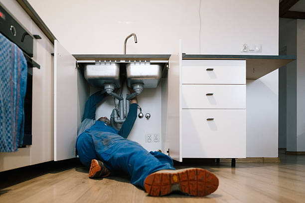 Professional Emergency Plumber technician working in Seminole, OK